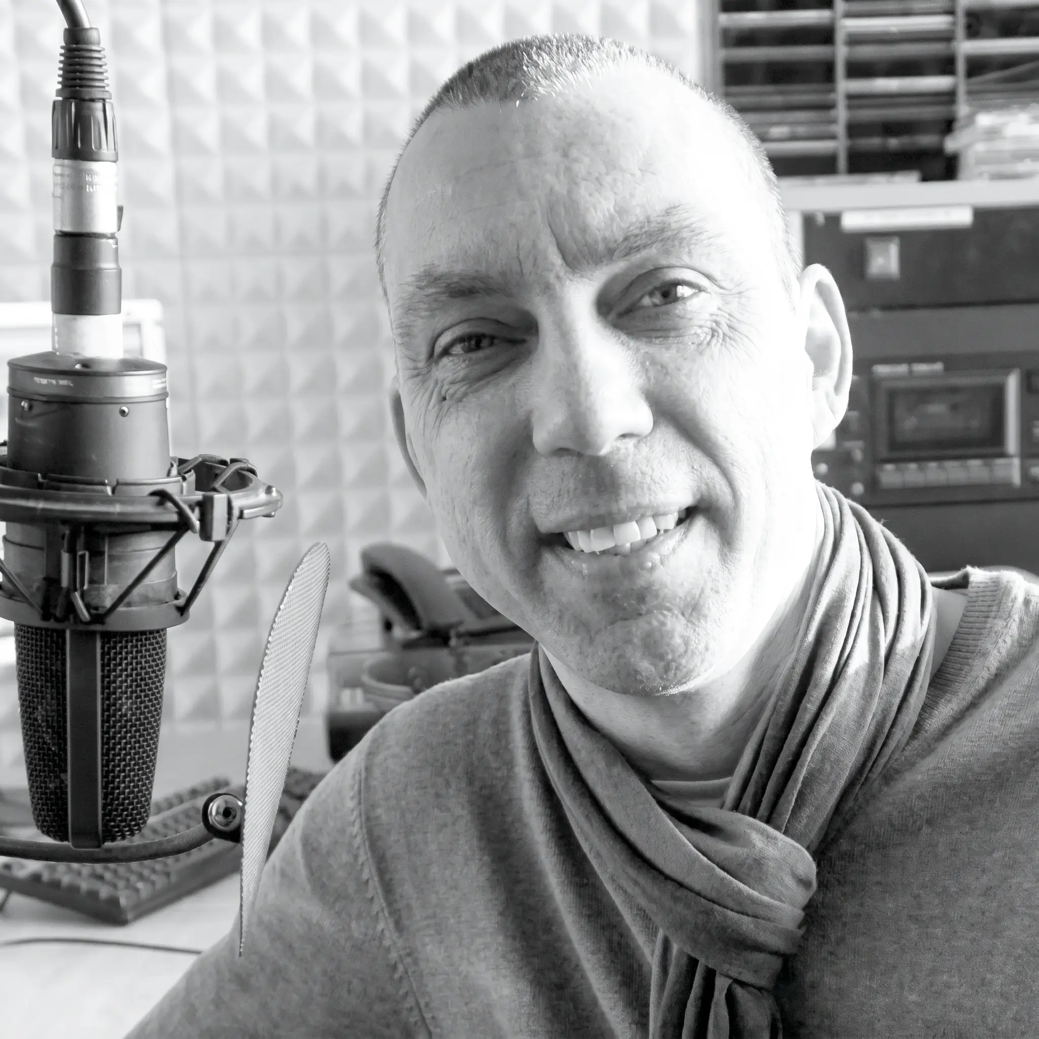 Dirk Daniel am Studiomikrofon, Schwarzweißfoto